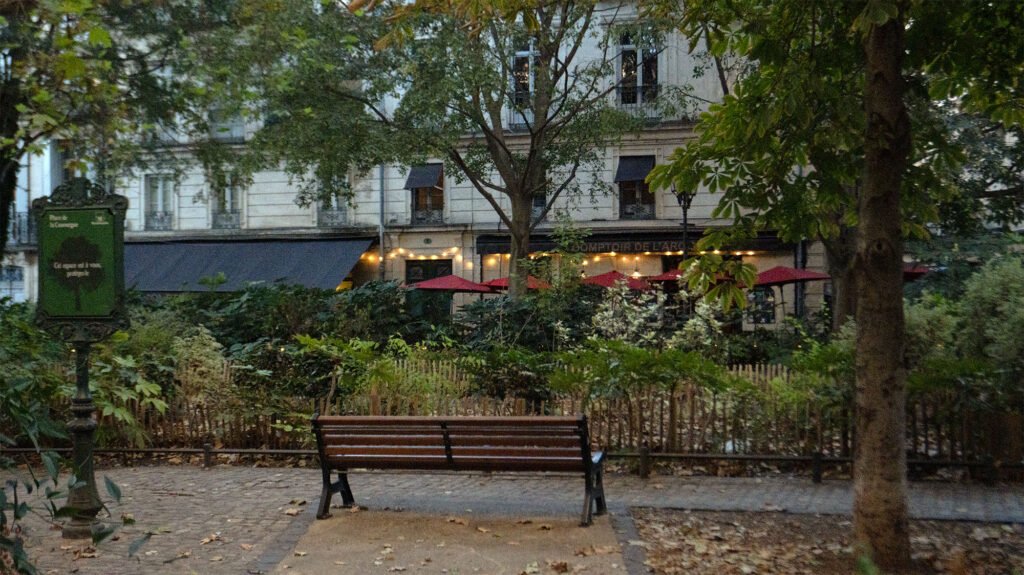 Un banc de la ville de montpellier, une terrasse de café au matin