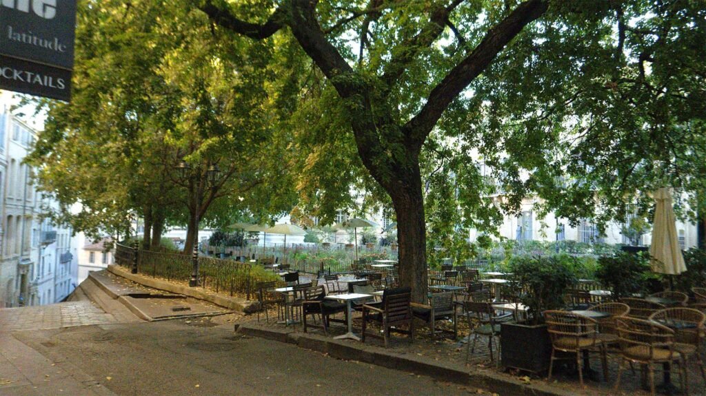 Une terrasse de café de la  ville de montpellier au matin
