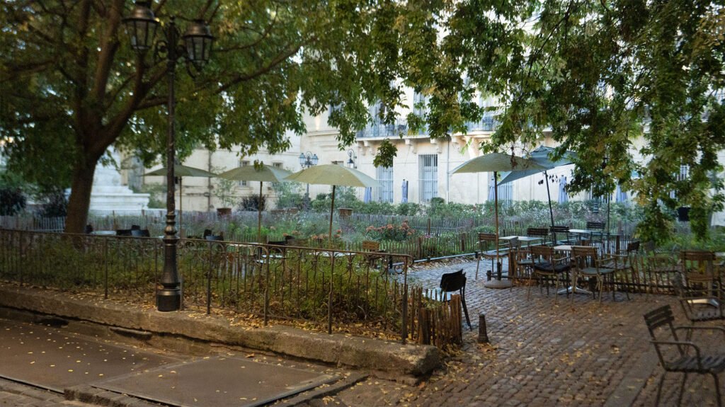 Une terrasse de café, place de la Canourgue Montpellier le matin